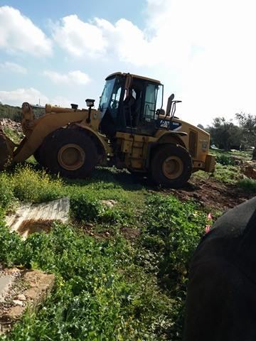  المحافظ رمضان يستنكر قيام جرافات الاحتلال بجرف اراضي المواطنين في قرية ظهر المالح غرب جنين